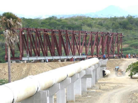 Montaje de 2 travesías metálicas de 96 mts. (490 tono) para tuberías de acometida a planta de tratamiento de aguas. Monción, 2004.